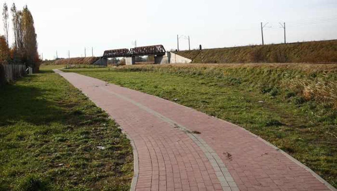 Droga rowerowa wzdłuż Kanału Młyńskiego w Tczewie jest rozjeżdżona przez samochody Droga rowerowa wzdłuż Kanału Młyńskiego w Tczewie jest rozjeżdżona przez samochody