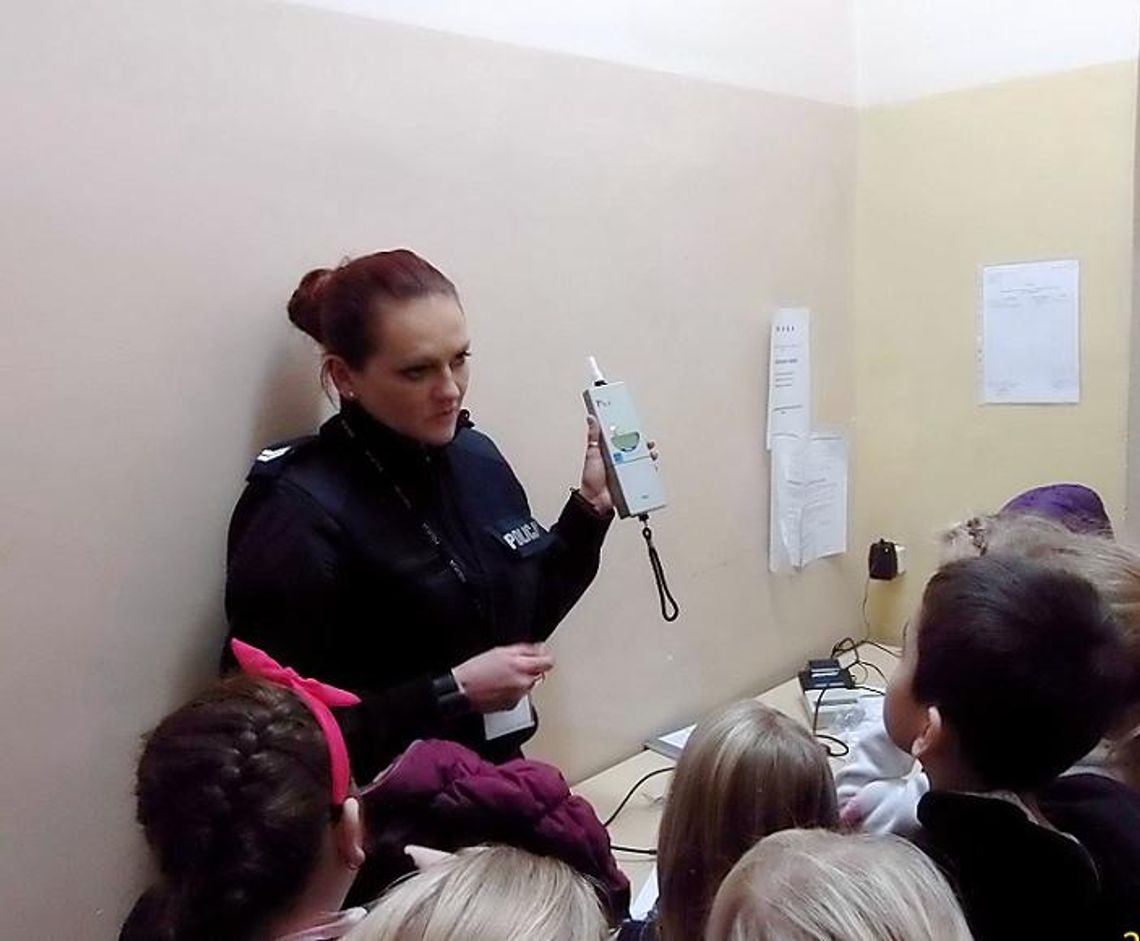 Drugoklasiści przyglądali się pracy w Policji Drugoklasiści przyglądali się pracy w Policji