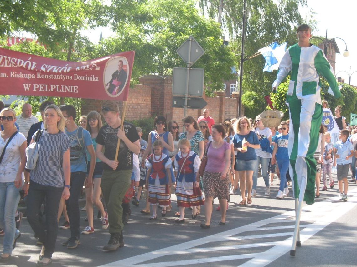 DUŻO ZDJĘĆ! Dni Pelplina. Kolorowy przemarsz mieszkańców