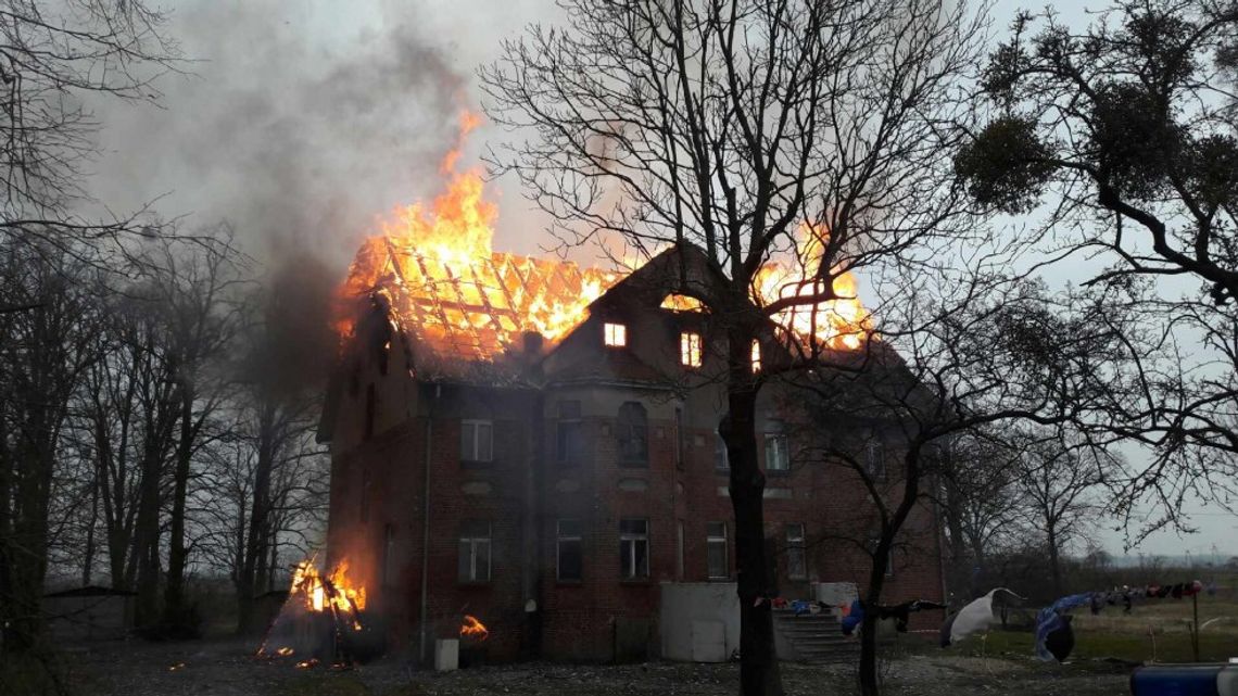 Duży pożar w Międzyłężu. Spłonął dach wiekowej kamienicy.