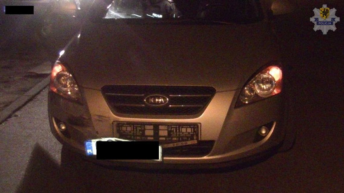 Dwa mandaty dla amatora kierowcy - pomylił biegi i wjechał w... radiowóz Dwa mandaty dla amatora kierowcy - pomylił biegi i wjechał w... radiowóz