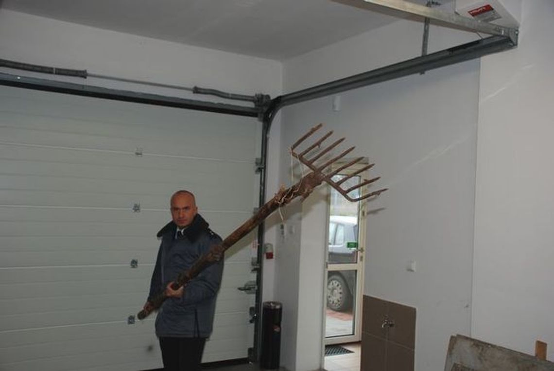 Dwaj kłusownicy - z harpunem w rzece Kwacz Dwaj kłusownicy - z harpunem w rzece Kwacz