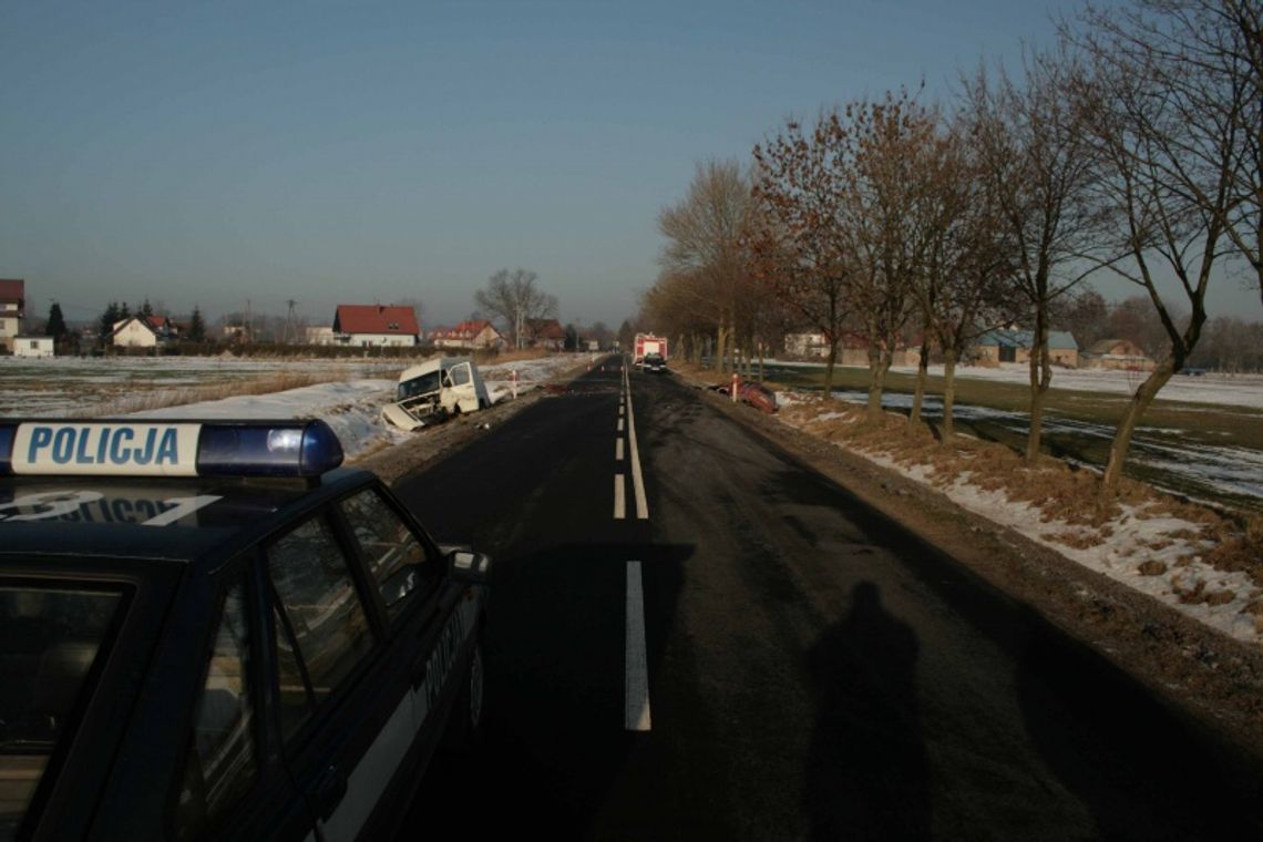 Dwie "czołówki", cztery wraki samochodów, sześć ciężko Dwie "czołówki", cztery wraki samochodów, sześć ciężko