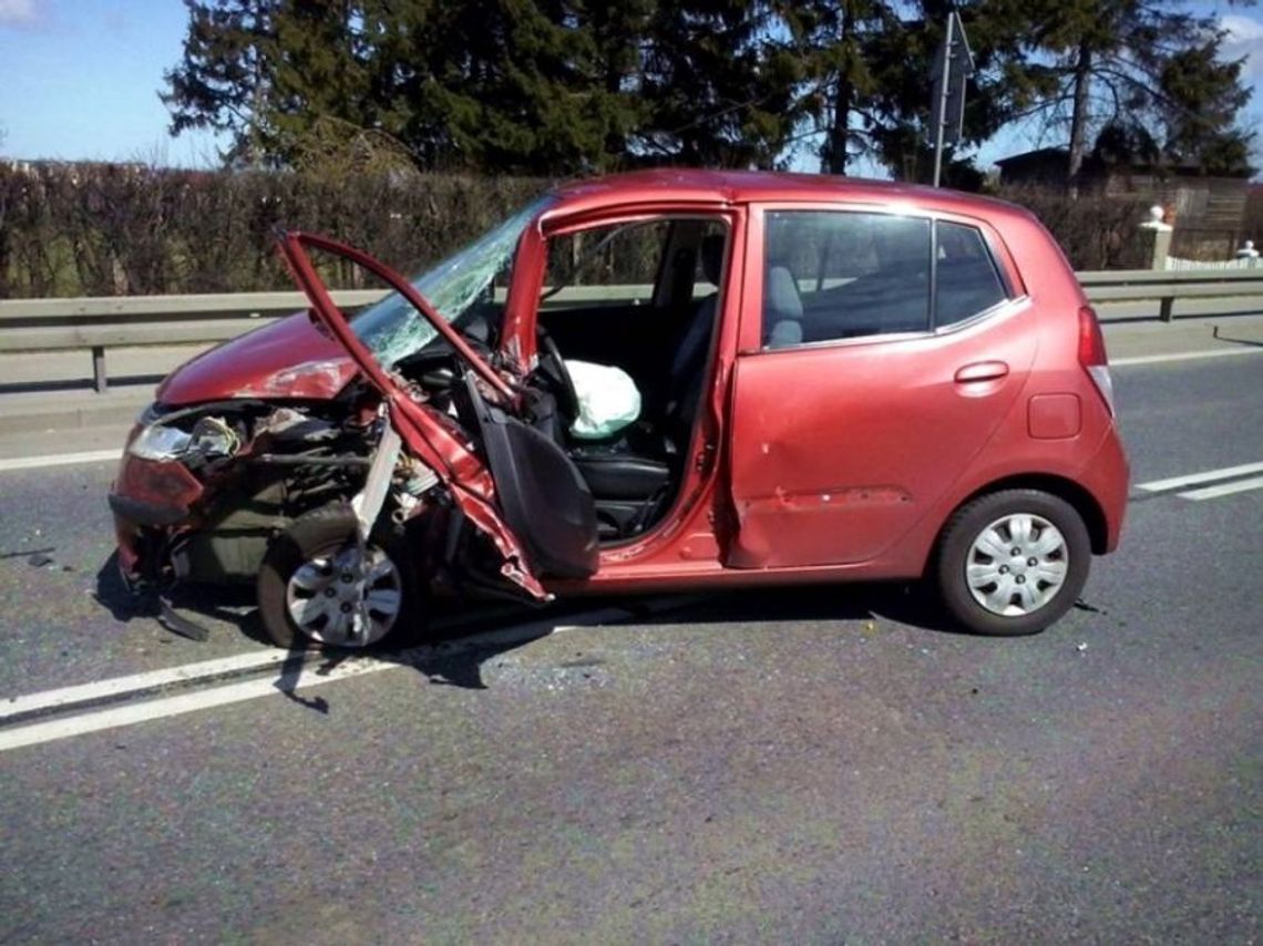 Dwie osobówki zderzyły się z autem dostawczym Dwie osobówki zderzyły się z autem dostawczym