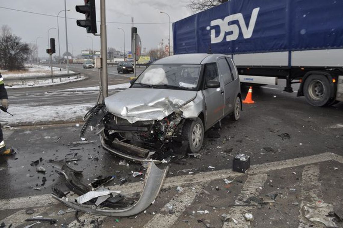 Dwie osoby ranne w zderzeniu nissana ze skodą