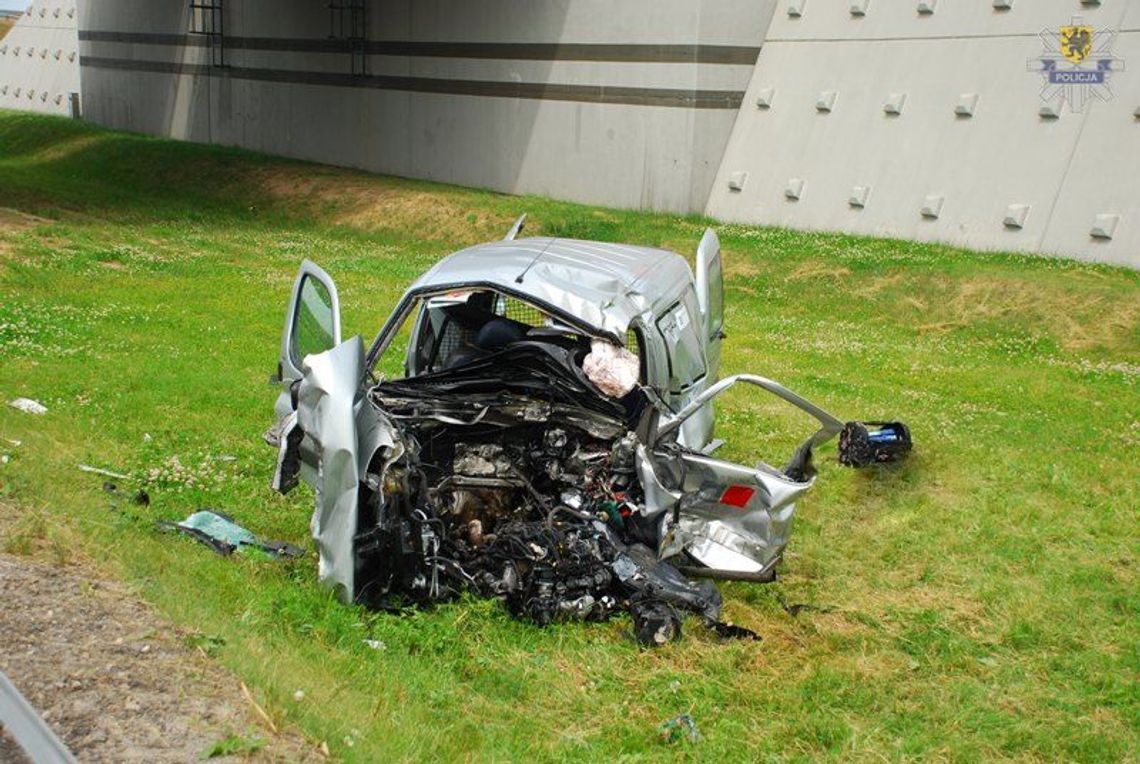 Dwie osoby zginęły. "Czołówka" dostawczego peugeota i skody