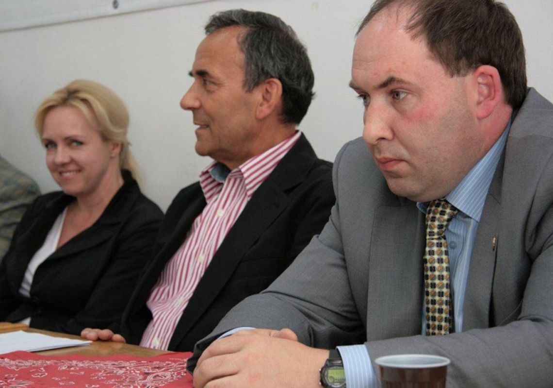 Dwóch członków i jedna sympatyczka - ciąg na Wiejską Dwóch członków i jedna sympatyczka - ciąg na Wiejską