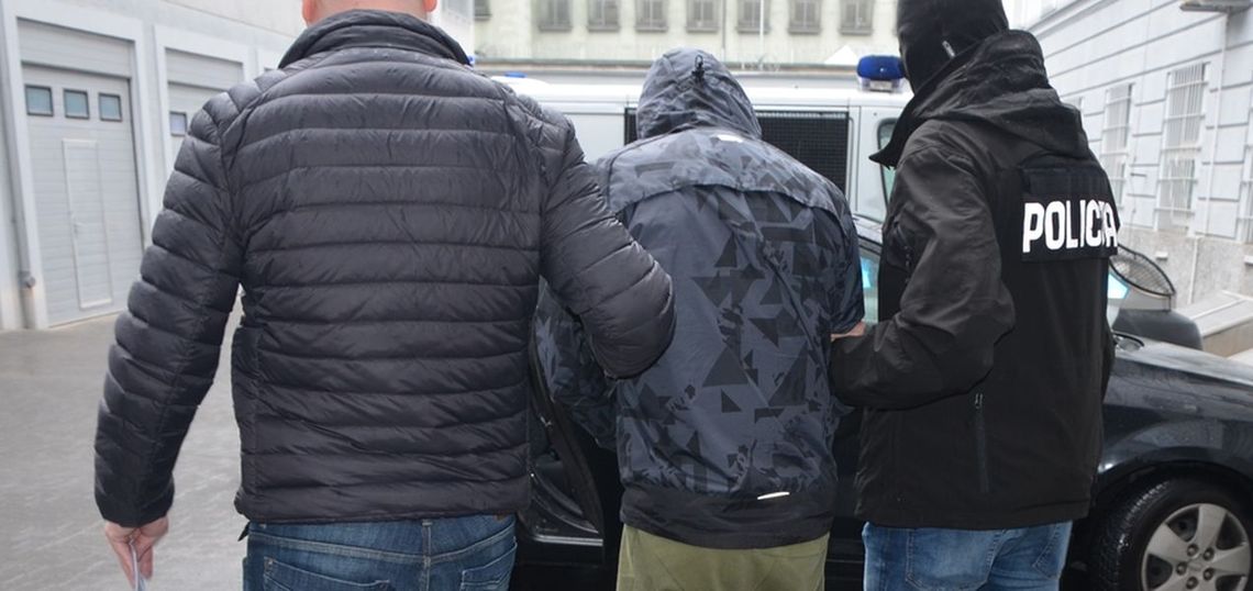 Dwóch mieszkańców Ostrowca Świętokrzyskiego pobiło bez powodu mieszkańców Gdańska. Dwóch mieszkańców Ostrowca Świętokrzyskiego pobiło bez powodu mieszkańców Gdańska.