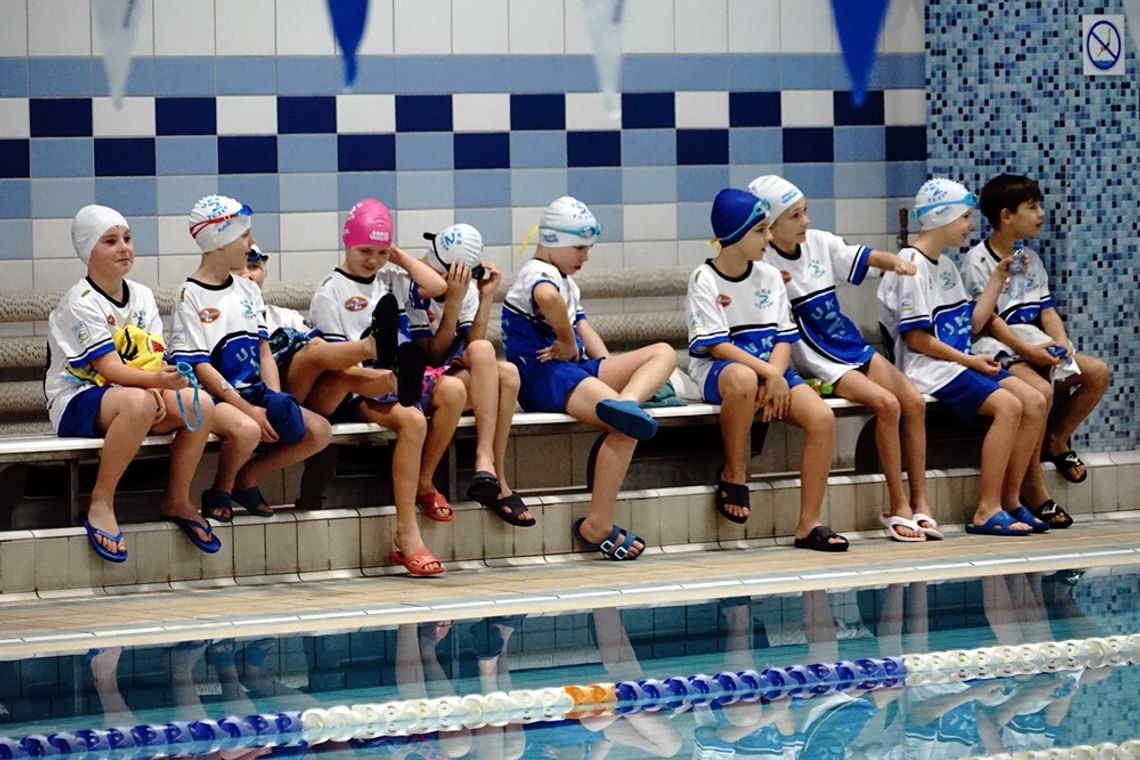 "DWÓJKA: HEJ! HEJ! HEJ!" - zawody sportowe na tczewskim basenie  Zawody uczniów klas pływackich „dwójki”