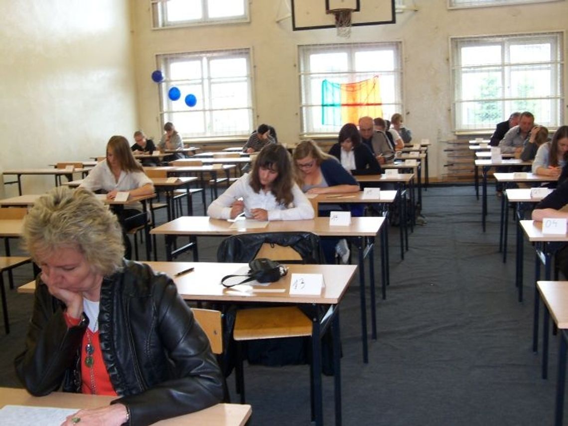 Dyktando z piłką nożną w tle Dyktando z piłką nożną w tle