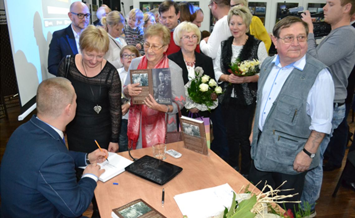 Dyrektor biblioteki promował swoją książkę Dyrektor biblioteki promował swoją książkę