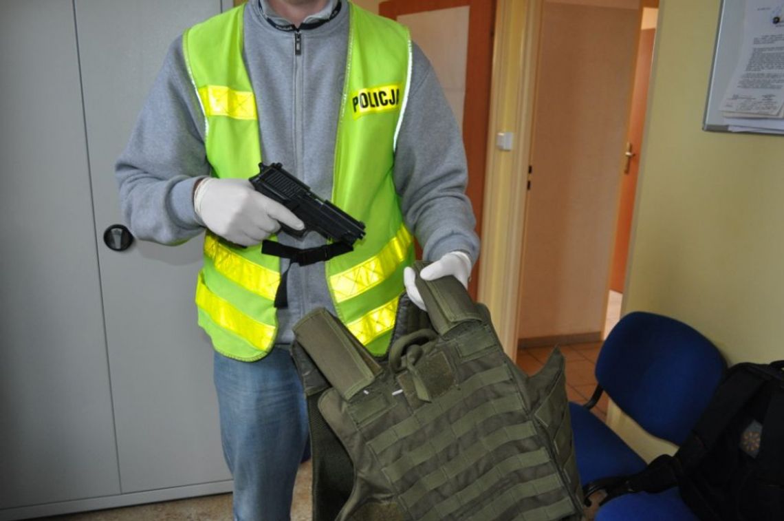 Działali jako funkcjonariusze CBŚ - w kominiarkach, z kamizelkami, bronią i "kajdankami" Działali jako funkcjonariusze CBŚ - w kominiarkach, z kamizelkami, bronią i "kajdankami"