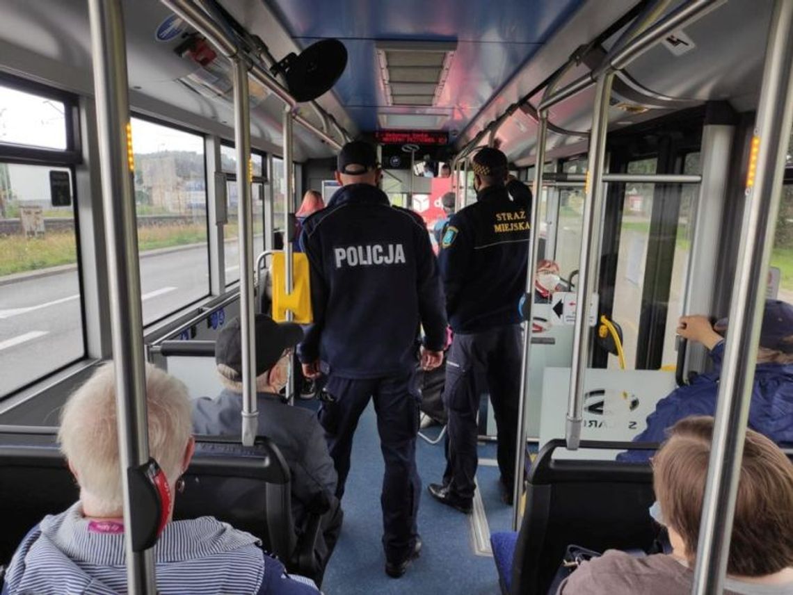 Działania w komunikacji miejskiej - policjanci kontrolują pasażerów autobusów