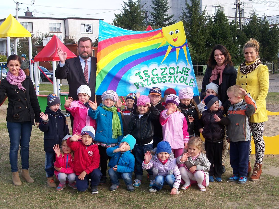 Dzieci otworzyły plac... przecinając wstęgę Dzieci otworzyły plac... przecinając wstęgę