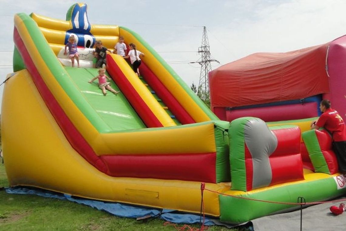 Dzieci szaleją na swoim placu zabaw Dzieci szaleją na swoim placu zabaw