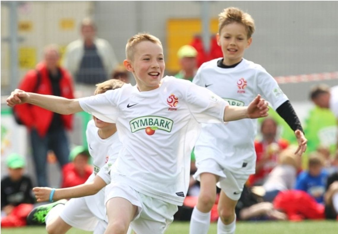 Dzieci z pomorskiego powalczą w finałach wojewódzkich Turnieju „Z Podwórka na Stadion o Puchar Tymbarku” Dzieci z pomorskiego powalczą w finałach wojewódzkich Turnieju „Z Podwórka na Stadion o Puchar Tymbarku”