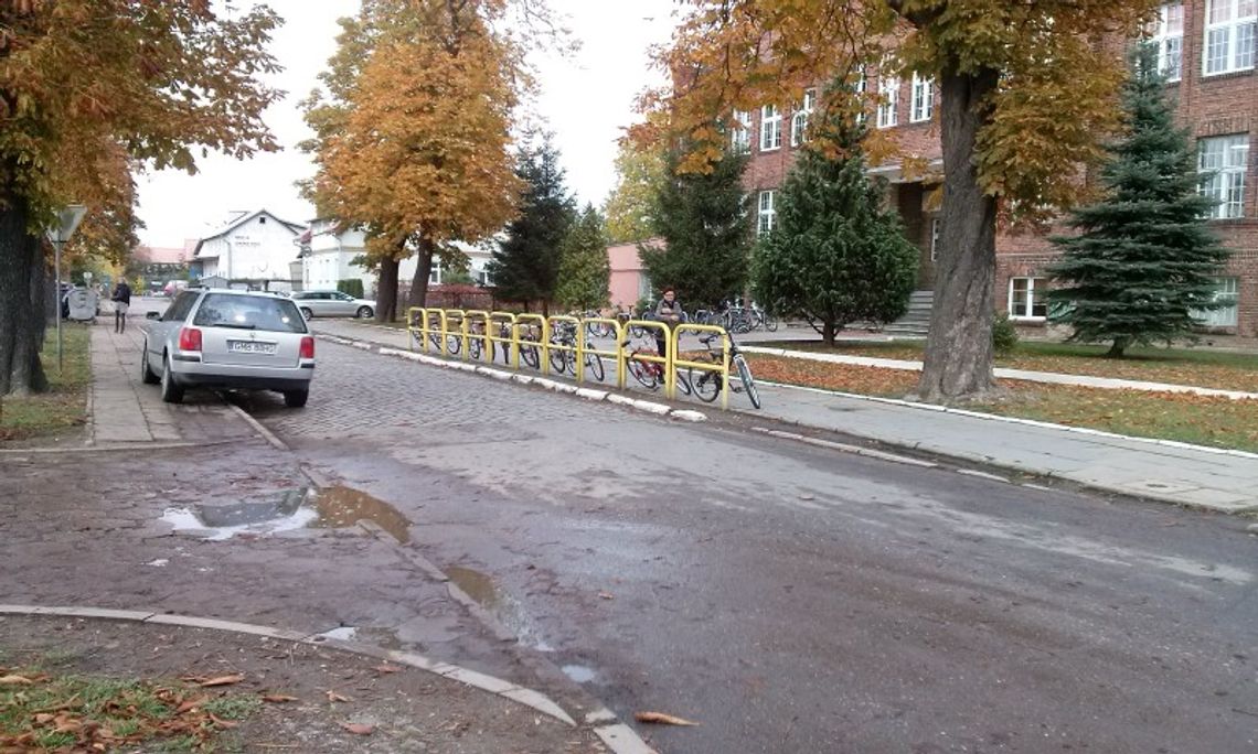 Dzieci ze szkoły nie mają gdzie pozostawić rowerów Dzieci ze szkoły nie mają gdzie pozostawić rowerów