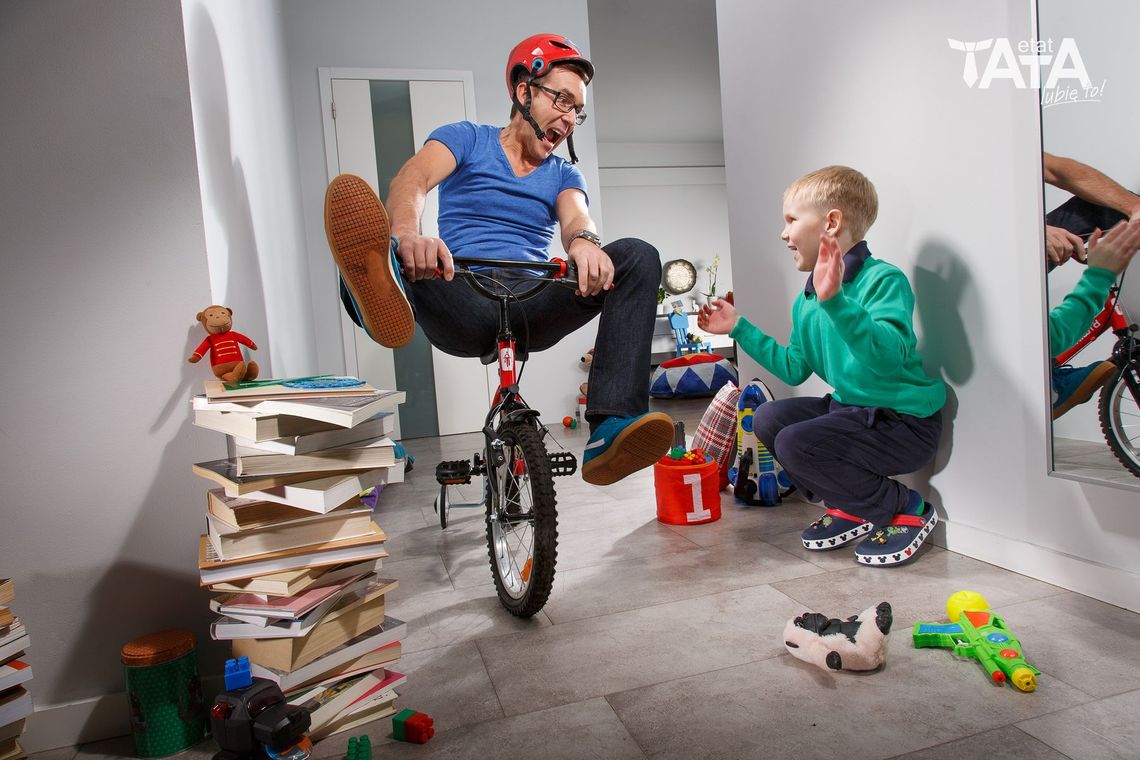 Dziecko w pracy? Tata zarabia, dziecko się bawi