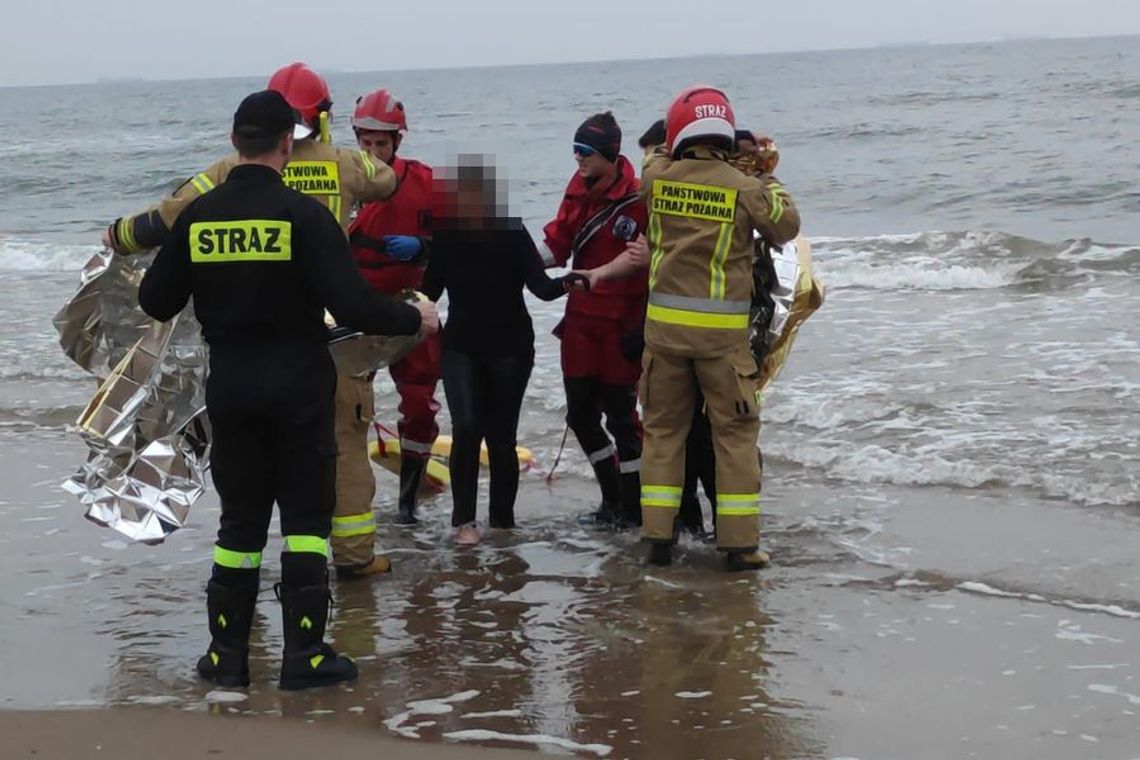 Dzięki ofiarnej postawie wspólnie uratowali 14 latkę od utonięcia w morzu 