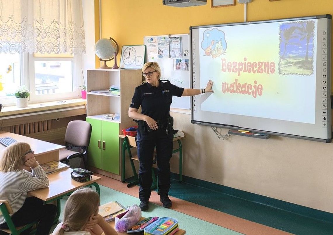 Dzielnicowa z Czarnej Wody edukuje najmłodszych Dzielnicowa z Czarnej Wody edukuje najmłodszych