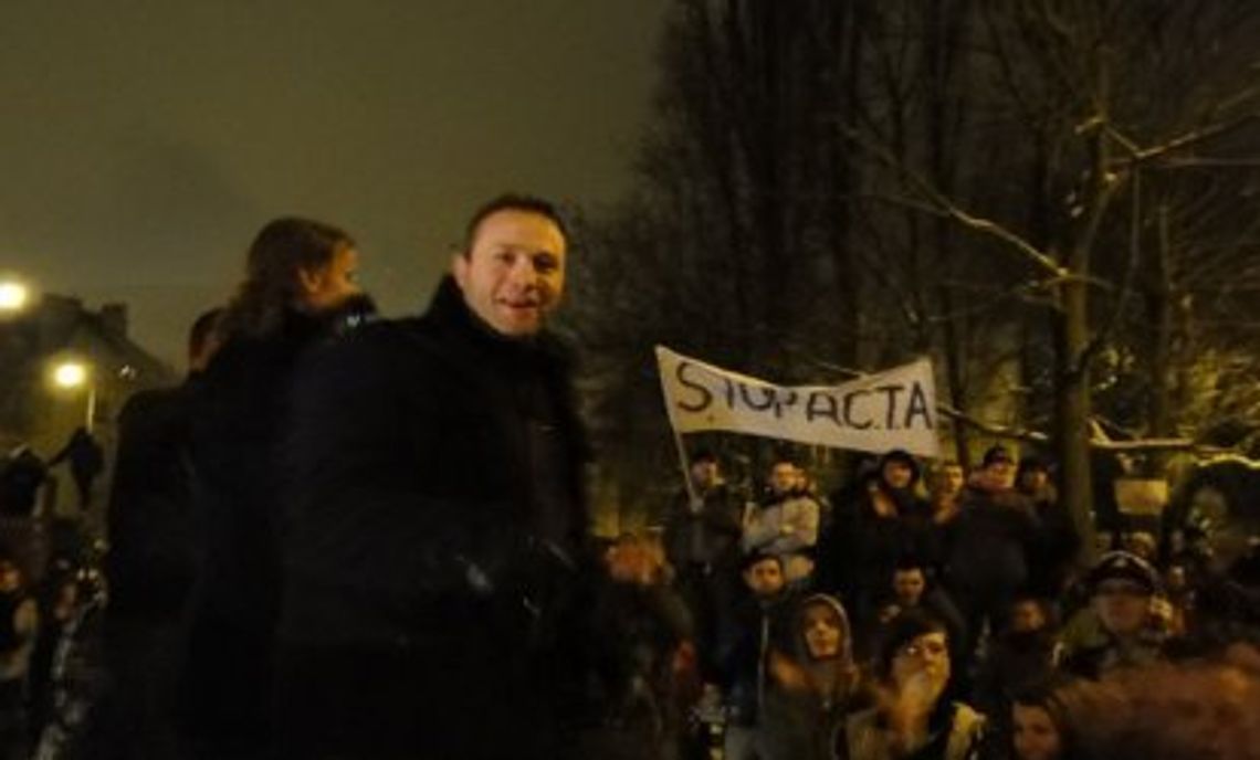 Dziennikarz przed sądem, za udział w demonstracji pod domem premiera