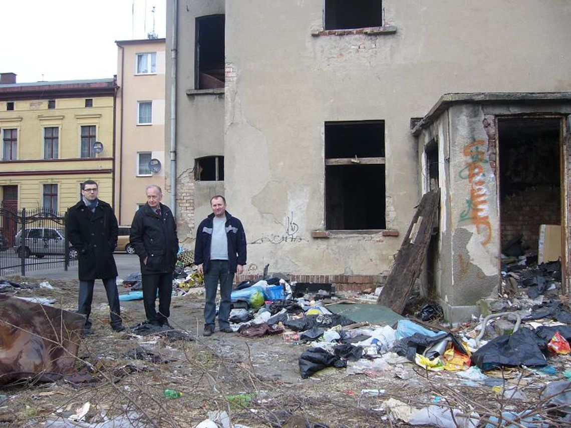 Dzika sypialnia bezdomnych - mieszkańcy skarzą się na „trudnych sąsiadów” Dzika sypialnia bezdomnych - mieszkańcy skarzą się na „trudnych sąsiadów”