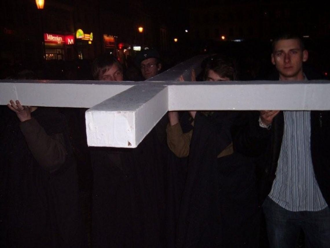 Dziś o godz. 19.00 Droga Krzyżowa na starogardzkim Rynku Dziś o godz. 19.00 Droga Krzyżowa na starogardzkim Rynku