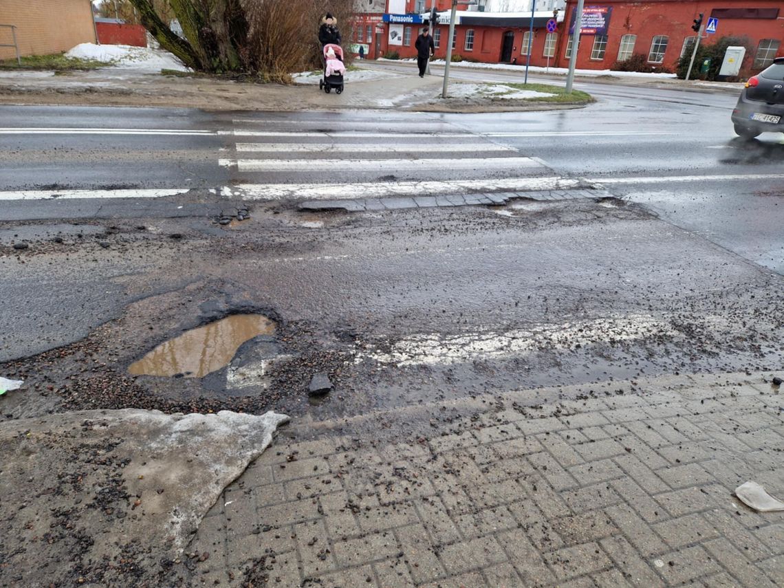 Dziura na dziurze. Kierowcy skarżą się na fatalny stan dróg w powiecie starogardzkim