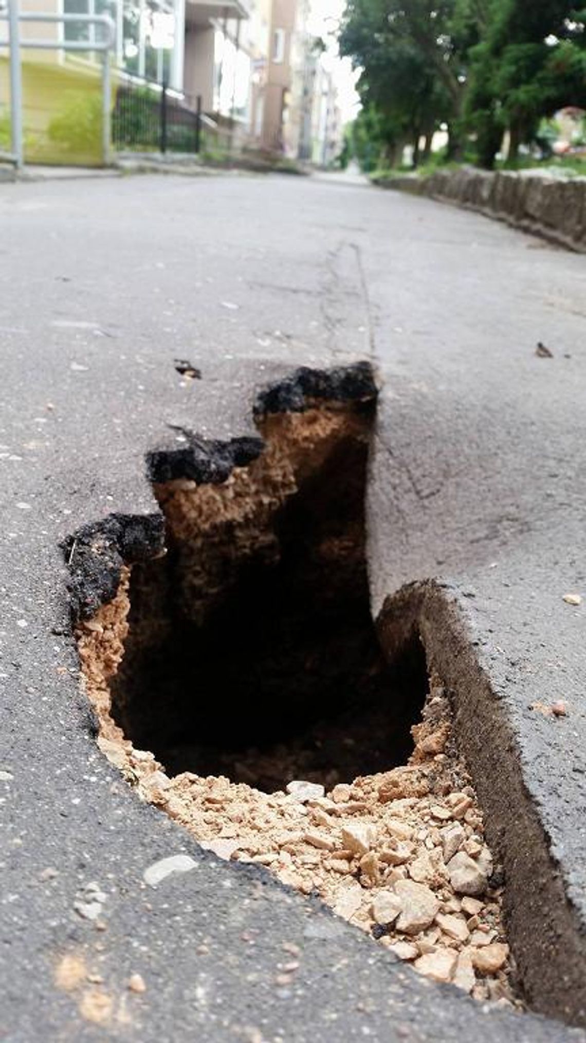 Dziura po kolana w chodniku! Nasza interwencja: wyrwa na Al. Wojska Polskiego już w naprawie