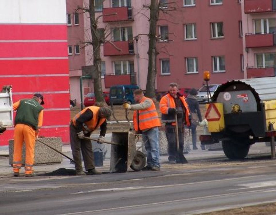 Dziura za dziurą łatają drogi. (Nie)całe trzy ulice do przebudowy Dziura za dziurą łatają drogi. (Nie)całe trzy ulice do przebudowy