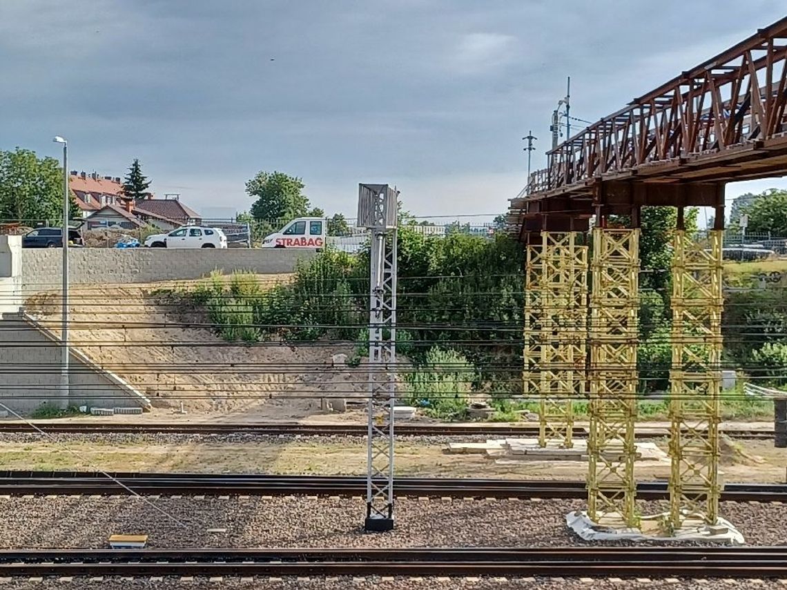 Efektowny wiadukt z dwoma łukami. Konstrukcja na lata, lecz z opóźnieniem