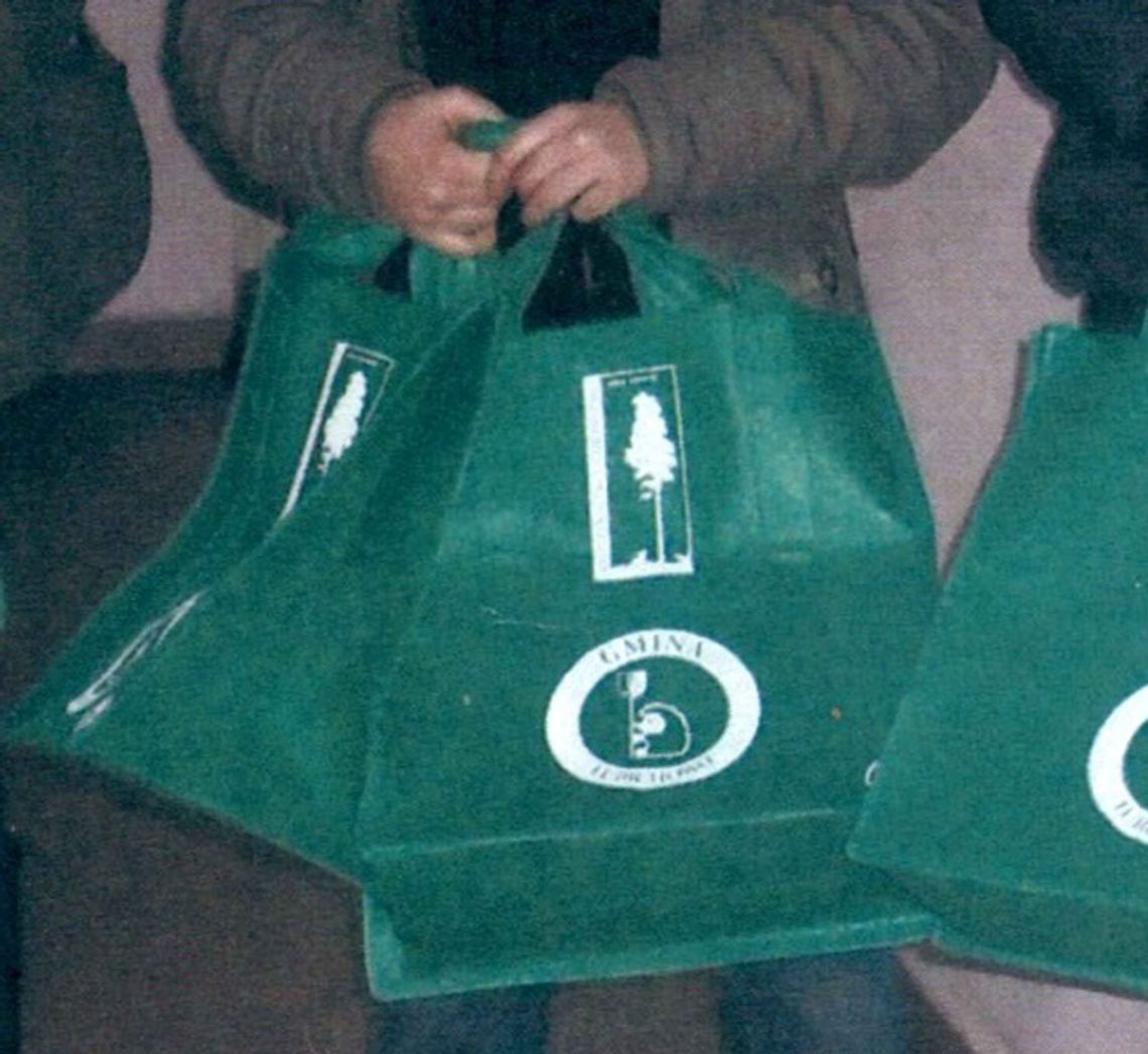 EKO-MARSZ. Fruwające worki foliowe, butelki na polu EKO-MARSZ. Fruwające worki foliowe, butelki na polu