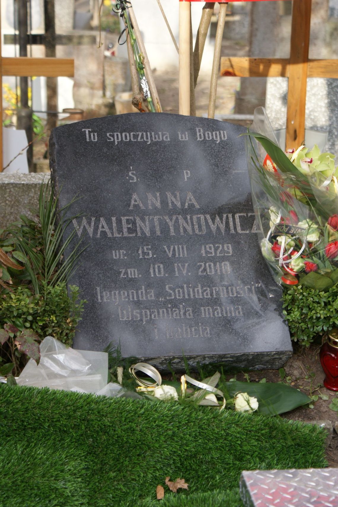 Ekshumacja ciała złożonego do grobu w moskiewskiej trumnie Anny Walentynowicz Ekshumacja ciała złożonego do grobu w moskiewskiej trumnie Anny Walentynowicz