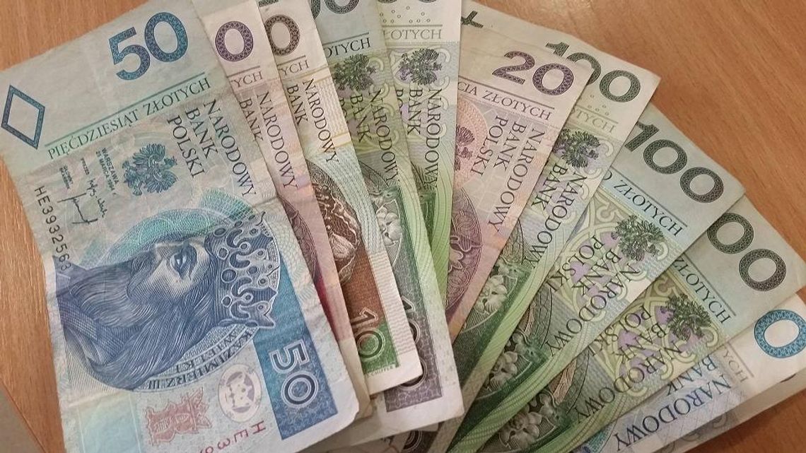 Emeryci grzeją stołki?! Ilu pracowników z prawem do emerytury jest zatrudnionych w mieście? 