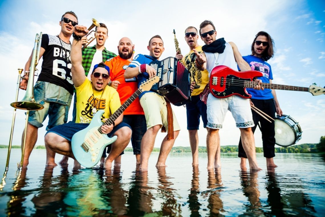 Enej, Cezary Pazura  i Kabaret pod Wyrwigroszem