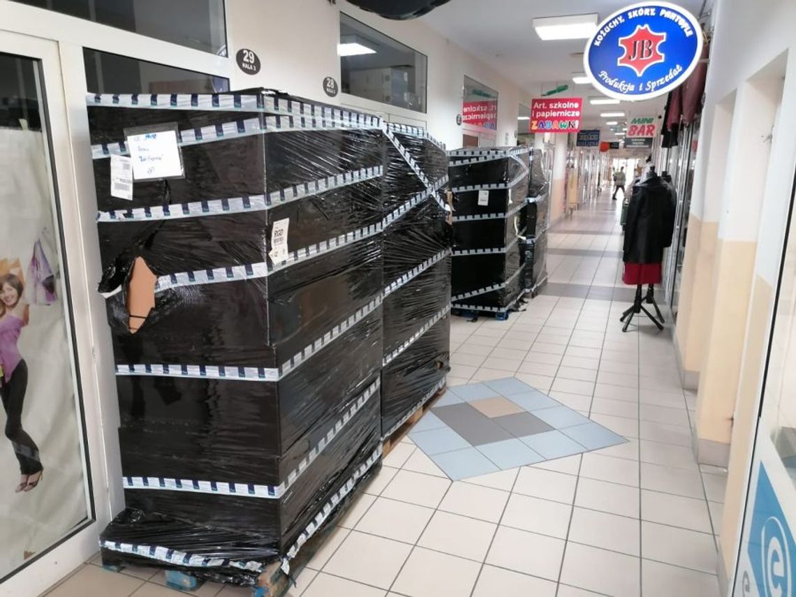 Europalety z „nieznanym” towarem utrudniają handel w jednej z hal na Manhattanie