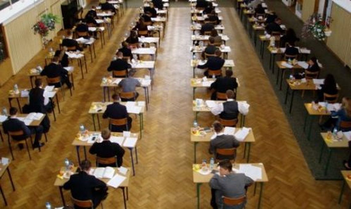 Fatalne dane. Liczba uczniów spadła prawie o połowę Fatalne dane. Liczba uczniów spadła prawie o połowę