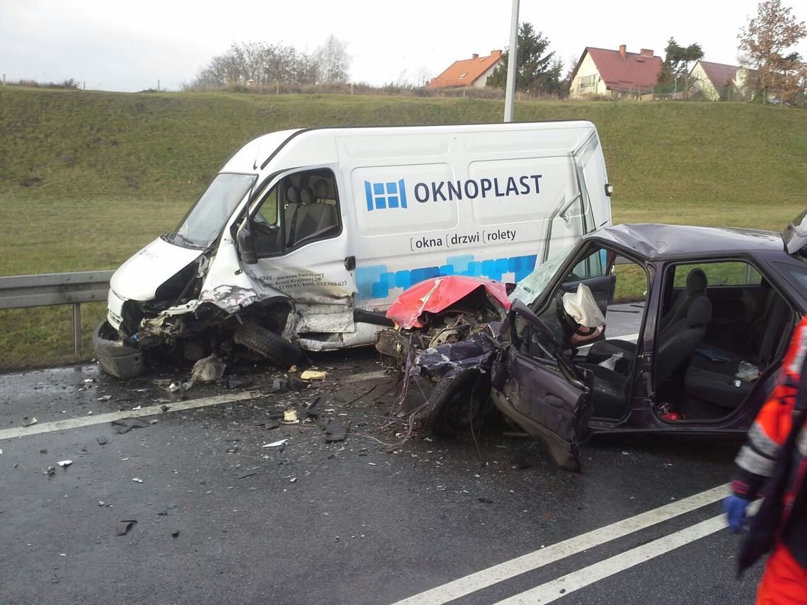 Fatalne zderzenie na "jedynce". Trzy osoby ranne 