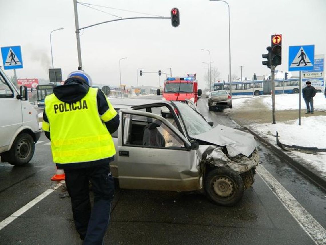 Fiat wjechał w opla, ranny kierowca