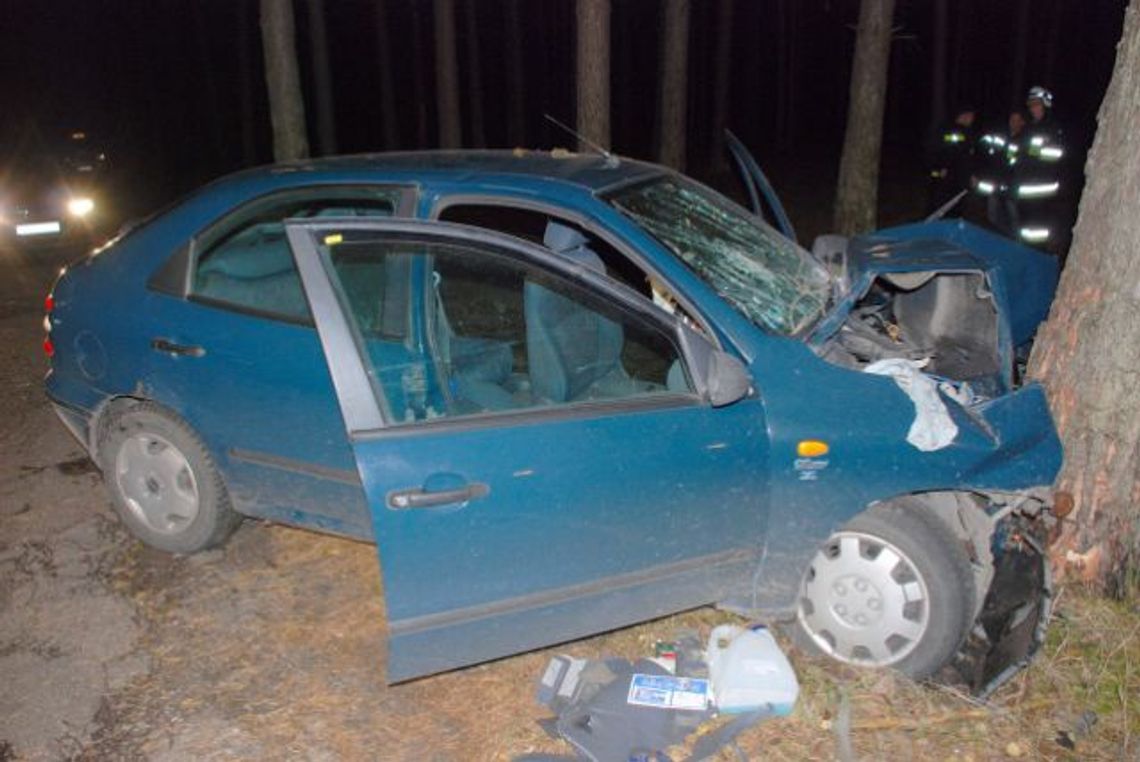 Fiatem czołowo w drzewo, dwie osoby w szpitalu Fiatem czołowo w drzewo, dwie osoby w szpitalu