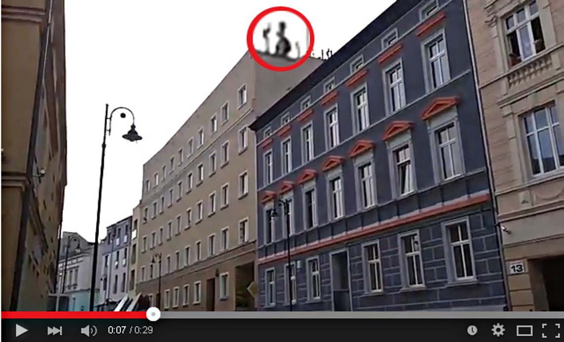 [FILM] Grozi, że skoczy z dachu i się zabije