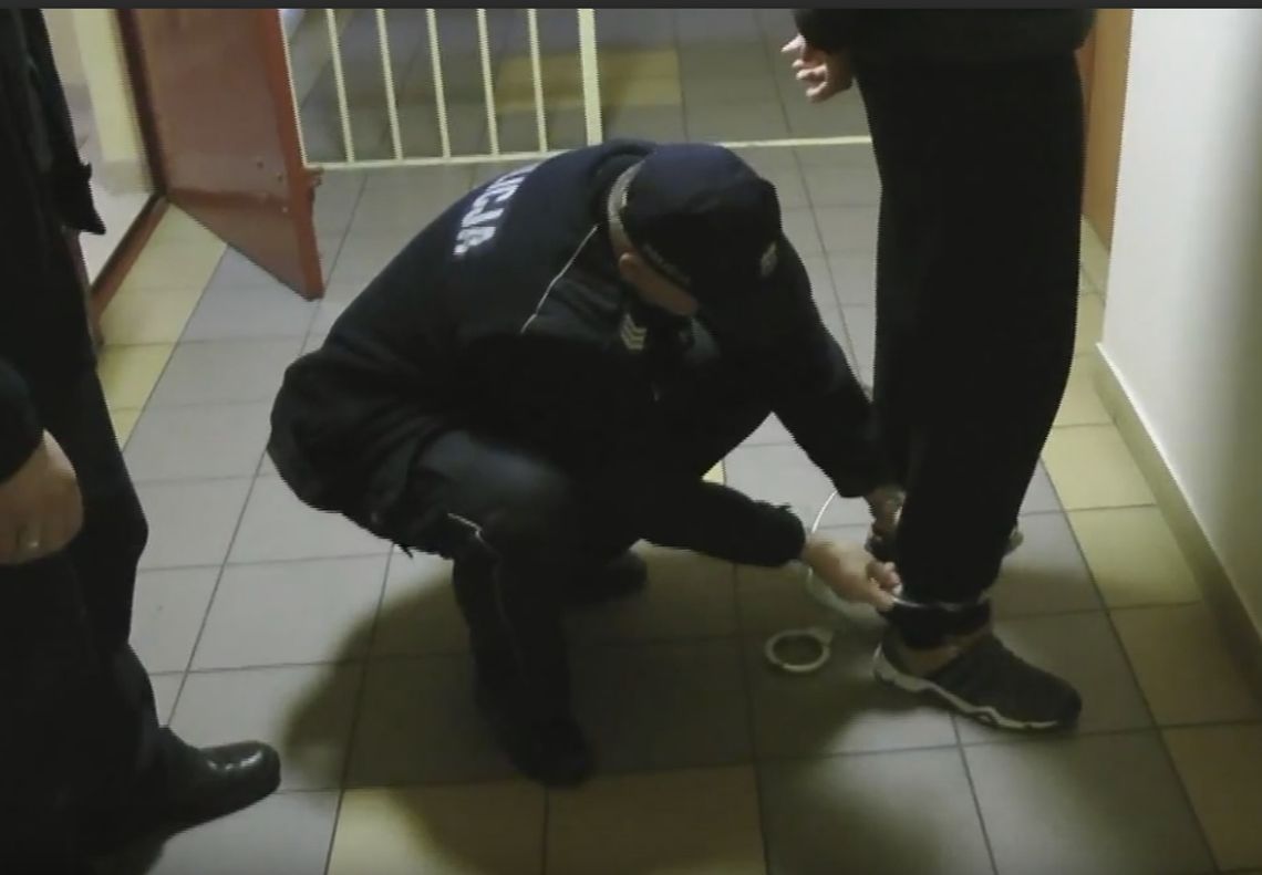 FILM: Groził nożem kobiecie w salonie gier! 