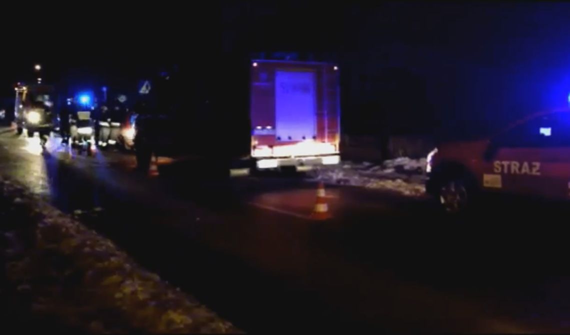 FILM: Potrącenie pieszej w Pinczynie. Kobieta przechodziła przez przejście dla pieszych z dwójką dzieci FILM: Potrącenie pieszej w Pinczynie. Kobieta przechodziła przez przejście dla pieszych z dwójką dzieci