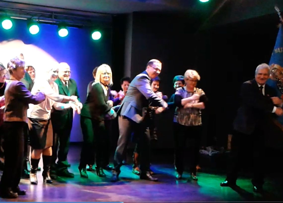 FILM Prezydent zatańczył Zumbę z seniorami - wyjątkowy Dzień Babci i Dziadka w SCK FILM Prezydent zatańczył Zumbę z seniorami - wyjątkowy Dzień Babci i Dziadka w SCK