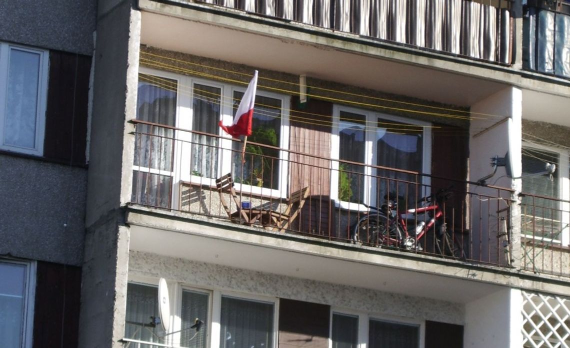 Flaga na balkonie - symbolicznie...