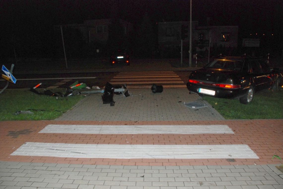 Ford rozbił się na przejściu dla pieszych Ford rozbił się na przejściu dla pieszych