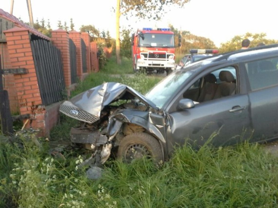 Fordem w ogrodzenie prywatnej posesji. Jednak osoba ranna