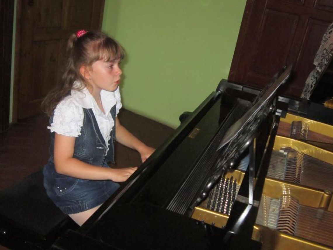 Fortepian, akordeon i gitara - uroczyście w Dniu Matki Fortepian, akordeon i gitara - uroczyście w Dniu Matki