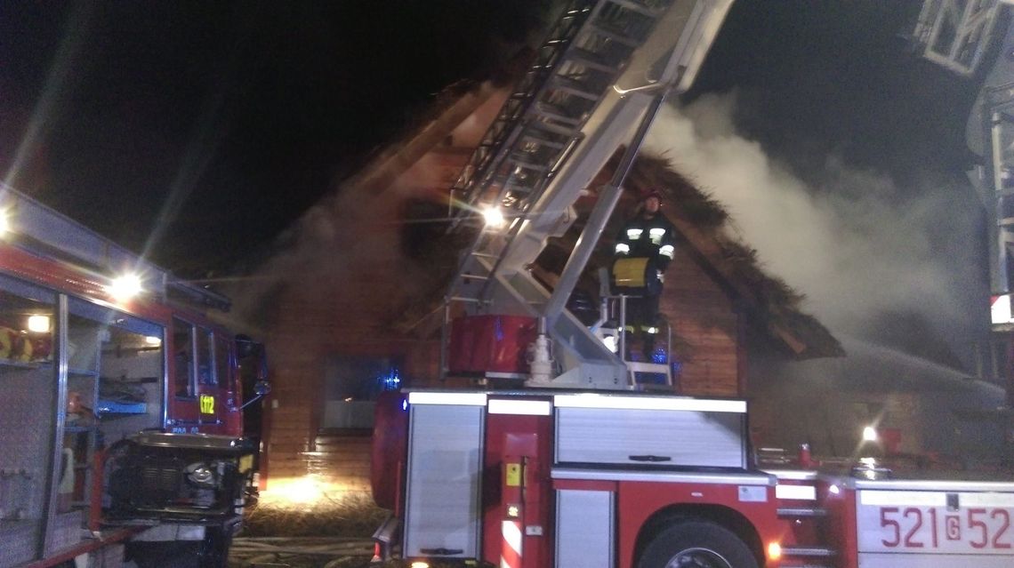 FOTO: 64 strażaków, 14 zastępów straży i pół miliona strat. To bilans wczorajszego pożaru