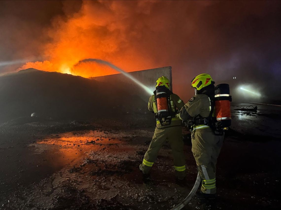 [FOTO] Druga doba walki z ogniem w Rożentalu. Ogromny pożar w zakładzie utylizującej opony